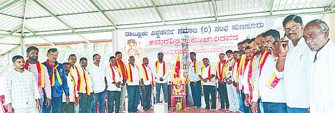 ಹುಣಸೂರು ತಾಲೂಕು ವಿಶ್ವಕರ್ಮ ಸಮಾಜ(ರಿ)ದ ನೂತನ ಅಧ್ಯಕ್ಷರಾಗಿ ಕೆ.ಎನ್.ಕುಮಾರ್ ಆಯ್ಕೆಯಾದರು. ಗೌರವಾಧ್ಯಕ್ಷ ಕೆ.ಪಿ.ಕೃಷ್ಣಾಚಾರಿ, ಸುರೇಶ್ ಹಂಚ್ಯ, ನಾರಾಯಣ ಇತರರಿದ್ದಾರೆ.