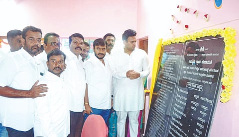  ಹುಣಸೂರು ತಾಲೂಕು ಉದ್ದೂರು ಗ್ರಾಪಂನ ನೂತನ ಕಚೇರಿಯನ್ನು ಸಂಸದ ಯದುವೀರ್ ಕೃಷ್ಣದತ್ತ ಚಾಮರಾಜ ಒಡೆಯರ್ ಉದ್ಘಾಟಿಸಿದರು. ಶಾಸಕ ಜಿ.ಡಿ.ಹರೀಶ್‌ಗೌಡ, ಗ್ರಾಪಂ ಅಧ್ಯಕ್ಷ ಶಿವಕುಮಾರ್, ಗಣೇಶ್ ಕುಮಾರಸ್ವಾಮಿ, ಕಾಂಗರಾಜು, ಸತೀಶ್ ಪಾಪಣ್ಣ ಇದ್ದರು.