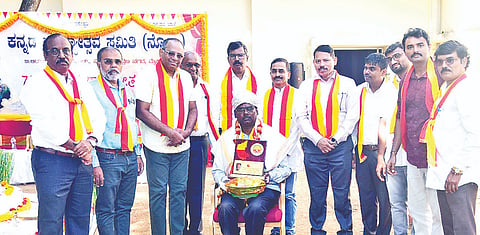 ಹುಣಸೂರು ನಗರದ ಸರ್ಕಾರಿ ಹಿರಿಯ ಪ್ರಾಥಮಿಕ ಶಾಲೆಯ ಮುಖ್ಯಶಿಕ್ಷಕ ಡಾ.ಮಾದುಪ್ರಸಾದ್‌ರನ್ನು ಮೈಸೂರಿನ ಆರ್‌ಬಿಐ ವತಿಯಿಂದ ನಾಗರಿಕ ಸನ್ಮಾನ ಮಾಡಲಾಯಿತು. ಹಿರಿಯ ಪ್ರಧಾನ ವ್ಯವಸ್ಥಾಪಕ  ಜೋಗಾರೆಡ್ಡಿ, ಪ್ರಧಾನ ವ್ಯವಸ್ಥಾಪಕ ಶ್ಯಾಂಪ್ರಸಾದ್, ಬಾನು ಪ್ರಕಾಶ್, ಶಿವಲಿಂಗ ಸ್ವಾಮಿ, ರಾಜಣ್ಣ, ಸವಿತ ಇತರರಿದ್ದಾರೆ.