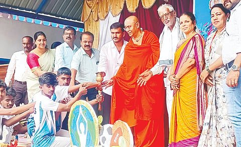 ಹುಣಸೂರು ನಗರದ ಶ್ರೀ ಆದಿಚುಂಚನಗಿರಿ ಕಾಲೇಜಿನಲ್ಲಿ ಆಯೋಜಿಸಿದ್ದ ಕ್ರೀಡಾಕೂಟದಲ್ಲಿ ಕ್ರೀಡಾಜ್ಯೋತಿ ಸ್ವೀಕರಿಸುವ ಮೂಲಕ ಶಾಸಕ ಜಿ.ಡಿ.ಹರೀಶ್‌ಗೌಡ ಕ್ರೀಡಾಕೂಟಕ್ಕೆ ಚಾಲನೆ ನೀಡಿದರು. ಶ್ರೀ ಸೋಮೇಶ್ವರನಾಥ ಸ್ವಾಮೀಜಿ, ಎಸ್.ಪಿ.ಮಹದೇವ್, ಹೇಮಲತಾ, ರಾಜೇಶ್ವರಿ ಇತರರು ಇದ್ದರು. 