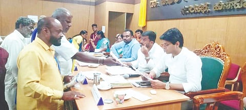 ಹುಣಸೂರು ನಗರಸಭೆ ಸಭಾಂಗಣದಲ್ಲಿ ಆಯೋಜಿಸಿದ್ದ ಸಭೆಯಲ್ಲಿ ದಲಿತ ಮುಖಂಡ ನಿಂಗರಾಜ ಮಲ್ಲಾಡಿ ಜಿಲ್ಲಾಧಿಕಾರಿಗೆ ವಿವಿಧ ಬೇಡಿಕೆಗೆಳ ಈಡೇರಿಕೆಗೆ ಆಗ್ರಹಿಸಿ ಮನವಿ ಪತ್ರ ಸಲ್ಲಿಸಿದರು. ಶಾಸಕ ಜಿ.ಡಿ.ಹರೀಶ್‌ಗೌಡ, ಜಿಪಂ ಸಿಇಒ ಯುಕೇಶ್‌ಕುಮಾರ್ ಇತರರಿದ್ದಾರೆ.