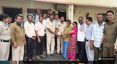   ಬಸ್‌ನಲ್ಲಿ ಕಳೆದುಕೊಂಡಿದ್ದ ಲಕ್ಷರೂ ಹಣವನ್ನು ವಾರಸುದಾರ ರೈತ ಬಸವರಾಜು ದಂಪತಿಗೆ  ಹುಣಸೂರು ಡಿಪೋ ಮ್ಯಾನೇಜರ್ ಶೇಷುಮೂರ್ತಿಯವರ  ಸಮ್ಮುಖದಲ್ಲಿ ನಿರ್ವಾಹಕ ಮಹೇಶ್-ಚಾಲಕ ರವಿಕುಮಾರ್ ಹಸ್ತಾಂತರಿಸಿದರು. ಸಿಬ್ಬಂದಿ ಇದ್ದರು.  
