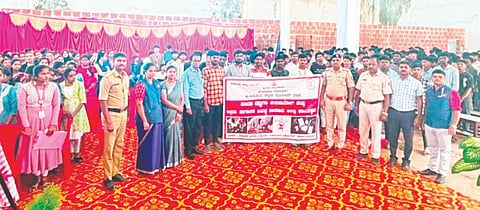 ಹುಣಸೂರು ನಗರದ ಜ್ಞಾನಧಾರ ಪ್ರಥಮದರ್ಜೆ ಕಾಲೇಜಿನಲ್ಲಿ ಮಾದಕವಸ್ತುಗಳ ಜಾಗೃತಿ ಕಾರ್ಯಕ್ರಮವನ್ನು ಪಿಎಸ್‌ಐ ಟಿ.ಎಂ.ತಾಜುದ್ದೀನ್ ಉದ್ಘಾಟಿಸಿದರು. ಎಂ.ಡಿ.ಡಾ.ಸಿ.ಯಮುನಾ, ಪ್ರಾಂಶುಪಾಲ ಡಾ.ಜೆ.ಸಿ.ನಾಗೇಂದ್ರ ವಿದ್ಯಾರ್ಥಿಗಳು ಇದ್ದರು.