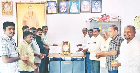 ಹುಣಸೂರು ನಗರದ ಗುರುಬೂದಿ ಮಂಗಳ ಮಂಟಪದಲ್ಲಿ ಶನಿವಾರ ತಾಲುಕು ಶರಣ ಸಾಹಿತ್ಯ ಪರಿಷತ್ ವತಿಯಿಂದ ಆಯೋಜಿಸಿದ್ದ ಕಾರ್ಯಕ್ರಮದಲ್ಲಿ ಶ್ರೀ ರಾಜೇಂದ್ರ ಸ್ವಾಮೀಜಿ ಭಾವಚಿತ್ರಕ್ಕೆ ಗಣ್ಯರು ಪುಷ್ಪನಮನ ಸಲ್ಲಿಸಿದರು. ಮೋದೂರು ಮಹೇಶಾರಾಧ್ಯ, ರೇಣುಕಾಪ್ರಸಾದ್, ನಟರಾಜು, ಸಿದ್ದವೀರಪ್ಪ ಇತರರಿದ್ದರು.