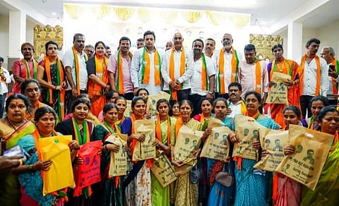  ಹುಣಸೂರು ನಗರದಲ್ಲಿ ಆಯೋಜಿಸಿದ್ದ ಬಿಜೆಪಿ ಕಾರ್ಯಕರ್ತರ ಸಭೆಯಲ್ಲಿ ಮಹಿಳಾ ಕಾರ್ಯಕರ್ತರಿಗೆ ಗೌರಿಗಣೇಶ ಹಬ್ಬದ ಪ್ರಯುಕ್ತ ಹೊಸಬಟ್ಟೆಗಳನ್ನು ಗಣ್ಯರು ವಿತರಿಸಿದರು. ಸಂಸದ ಯದುವೀರ್ ಕೃಷ್ಣದತ್ತ ಚಾಮರಾಜ ಒಡೆಯರ್, ದೇವರಹಳ್ಳಿ ಸೋಮಶೇಖರ್, ಕಾಂತರಾಜು, ಬಿಳಿಕೆರೆ ಪ್ರಸನ್ನ ಇತರರಿದ್ದರು.