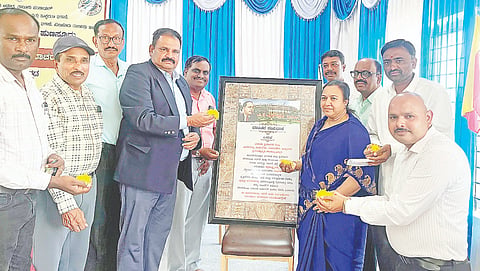 ಹುಣಸೂರು ನಗರದ ಸರ್ಕಾರಿ ಮಹಿಳಾ ಕಾಲೇಜಿನಲ್ಲಿ ಆಯೋಜಿಸಿದ್ದ ಕಾರ್ಯಕ್ರಮದಲ್ಲಿ ಗಣ್ಯರು ಸಂವಿಧಾನಪೀಠಿಕೆಗೆ ಪುಷ್ಪನಮನ ಸಲ್ಲಿಸಿದರು. ಡಾ.ಡಿ.ದೇವರಾಜ್, ರಜಿಯಾ ಸುಲ್ತಾನ, ಡಾ.ಕೆ.ಪಿ.ಪ್ರಸನ್ನ, ಕೆ.ಹೊಂಗಯ್ಯ, ಪುಟ್ಟರಾಜು ಇತರರು ಇದ್ದರು.