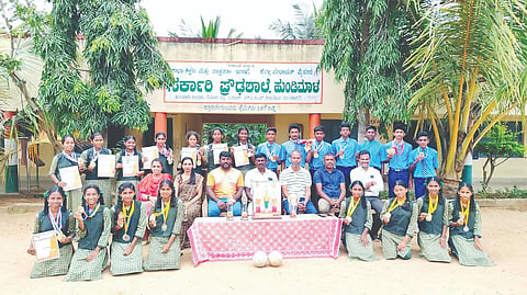 : ಹುಣಸೂರು ನಗರದ ಬಿಳಿಕೆರೆ ಹೋಬಳಿ ಮಟ್ಟದ ಕ್ರೀಡಾಕೂಟದಲ್ಲಿ ತಂಡ ಸಮಗ್ರ ಪ್ರಶಸ್ತಿಗೆ ಭಾಜನವಾದ ಹುಂಡಿಮಾಳ ಸರ್ಕಾರಿ ಪ್ರೌಢಶಾಲೆ ಕ್ರೀಡಾಪಟುಗಳು. ದೈಹಿಕ ಶಿಕ್ಷಣ ಶಿಕ್ಷಕ ಮಂಜುನಾಥ್, ಮುಖ್ಯಶಿಕ್ಷಕ ಕೆ.ರವಿ ಇತರರಿದ್ದಾರೆ.