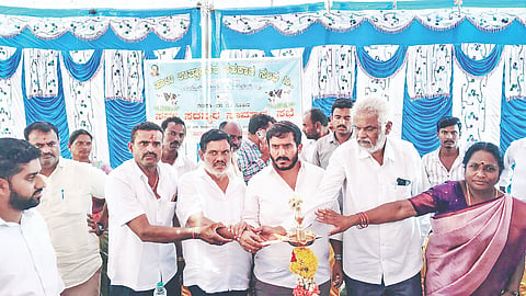  ಹುಣಸೂರು ತಾಲೂಕು ವಾರಂಚಿ ಗ್ರಾಮದಲ್ಲಿ ಡೇರಿ ಕಟ್ಟಡ ಉದ್ಘಾಟನೆ ವೇದಿಕೆ ಸಮಾರಂಭವನ್ನು ಶಾಸಕ ಜಿ.ಡಿ.ಹರೀಶ್‌ಗೌಡ ಉದ್ಘಾಟಿಸಿದರು. ಎಂ.ಬಿ.ಸುರೇಂದ್ರ, ಸತೀಶ್ ಪಾಪಣ್ಣ, ಬಸವಲಿಂಗಯ್ಯ, ಶಿವಗಾಮಿ ಇದ್ದರು. 