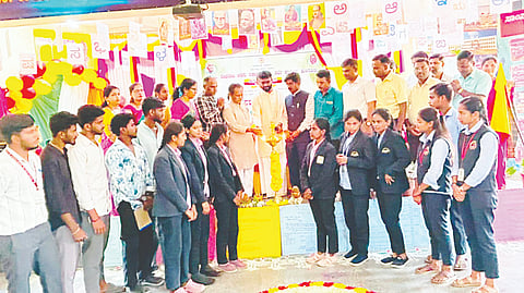 ಹುಣಸೂರಿನ ಡಿ.ದೇವರಾಜ ಅರಸು ಸರ್ಕಾರಿ ಪ್ರಥಮ ದರ್ಜೆ ಕಾಲೇಜಿನಲ್ಲಿ ಆಯೋಜಿಸಿದ್ದ ಕಾರ್ಯಕ್ರಮವನ್ನು ಗಣ್ಯರು ಉದ್ಘಾಟಿಸಿದರು. ಪ್ರೊ.ಮೈಸೂರು ಕೃಷ್ಣಮೂರ್ತಿ, ಡಾ.ನಂಜುಂಡಸ್ವಾಮಿ, ಡಾ.ಬಿ.ವಿ.ವಸಂತಕುಮಾರ್, ಡಾ.ಎಂ.ಆರ್.ರಾಶಿ, ಡಾ.ಬಸವಲಿಂಗಸ್ವಾಮಿ ಇತರರಿದ್ದರು.