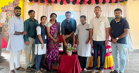 ಹುಣಸೂರು ನಗರದ ಡಿ.ದೇವರಾಜ ಅರಸು ಸರ್ಕಾರಿ ಪ್ರಥಮದರ್ಜೆ ಕಾಲೇಜಿನಲ್ಲಿ ಆಯೋಜಿಸಿದ್ದ ರಸಪ್ರಶ್ನೆ ಕಾರ್ಕ್ರಮವನ್ನು ಗಣ್ಯರು ಉದ್ಘಾಟಿಸಿದರು. ಪ್ರೊ.ಹೇಮಚಂದ್ರ, ಪ್ರೊ.ಬಿ.ವಿ.ವಸಂತಕುಮಾರ್, ರಮೇಶ್, ಡಾ.ರಾಶಿ, ಸುಜನ್ ಕುಮಾರ್, ಪ್ರವೀಣ್ ಎಂ.ಬಿದರಕುಂದಿ ಇತರರಿದ್ದರು. 