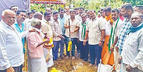 ಹುಣಸೂರು ತಾಲೂಕು ಯಲಚನಹಳ್ಳಿಯಲ್ಲಿ ಅಂಬೇಡ್ಕರ್ ಭವನ ನಿರ್ಮಾಣಕ್ಕೆ ಗುದ್ದಲಿಪೂಜೆ ನೆರವೇರಿಸಿದರು. ಮುಖಂಡರಾದ ಸತೀಶ್ ಪಾಪಣ್ಣ, ಎಂ.ಬಿ.ಸುರೇಂದ್ರ, ಅಸ್ವಾಳ್ ಕೆಂಪೇಗೌಡ ಇತರರಿದ್ದರು.
