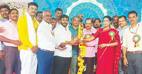 ಹುಣಸೂರು ನಗರದ ಗುರುಭವನದಲ್ಲಿ ಆಯೋಜಿಸಿದ್ದ ಶಿಕ್ಷಕರ ದಿನಾಚರಣೆ ಸಮಾರಂಭವನ್ನು ಶಾಸಕ ಜಿ.ಡಿ.ಹರೀಶ್‌ಗೌಡ ಉದ್ಘಾಟಿಸಿದರು. ಜಾನಪದ ವಿದ್ವಾಂಶ ಪ್ರೊ.ಪಿ.ಕೆ.ರಾಜಶೇಖರ್, ಬಿಇಒ ಕಾಳನಾಯಕ, ಬಿಆರ್‌ಸಿ ಹೇಮಲತಾ, ಕೆ.ಬಿ.ಶಶಿಕುಮಾರ್, ಚನ್ನವೀರಪ್ಪ, ಎಚ್.ಪಿ.ಗಿರೀಶ್ ಇತರರಿದ್ದರು.