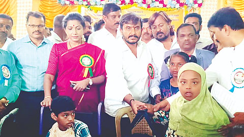 ಹುಣಸೂರು ನಗರೆದ ಕ್ಷೇತ್ರ ಶಿಕ್ಷಣಾಧಿಕಾರಿಗಳ ಕಚೇರಿ ಸಭಾಂಗಣದಲ್ಲಿ ಆಯೋಜಿಸಿದ್ದ ಕಾರ್ಯಕ್ರಮದಲ್ಲಿ ಅಂಗವಿಕಲ ಮಕ್ಕಳಿಗೆ ಸಾಧನ-ಸಲಕರಣೆಗಳನ್ನು ಶಾಸಕ ಜಿ.ಡಿ.ಹರೀಶ್‌ಗೌಡ ವಿತರಿಸಿದರು. ಡಾ.ಪುಷ್ಪಾ ಅಮರನಾಥ್, ತಹಸೀಲ್ದಾರ್ ಜೆ.ಮಂಜುನಾಥ್,ತ್ರಿನೇಶ್, ಪ್ರಭಾಕರ್ ಇತರರಿದ್ದರು.