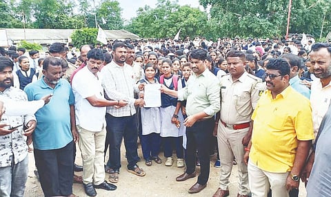 ಹಟ್ಟಿಯಲ್ಲಿ ಎಸಿ ಬಸವಣೆಪ್ಪ ಕಲಶೆಟ್ಟಿಗೆ ಎಸ್‌ಎಫ್‌ಐ ನೇತೃತ್ವದಲ್ಲಿ ವಿದ್ಯಾರ್ಥಿಗಳು ಗುರುವಾರ ಮನವಿ ಸಲ್ಲಿಸಿದರು. ಜಿಲ್ಲಾಧ್ಯಕ್ಷ ರಮೇಶ್ ವೀರಾಪುರ, ರಮೇಶ ಜೆ., ಮೌನೇಶ ಕಡ್ಡೋಣಿ, ಸುರೇಶ್, ಇಮ್ರಾನ್ ಪಾಷಾ, ರಿಯಾಜ್ ಖುರೇಷಿ, ಫಯಾಜ್ ಇತರರಿದ್ದರು.