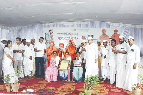 ಹಟ್ಟಿಯಲ್ಲಿ ಮದ್ಯಮುಕ್ತ ಗ್ರಾಮವಾಗಿಸುವಲ್ಲಿ ಪ್ರಮುಖ ಪಾತ್ರವಹಿಸಿದ ಹೋರಾಟಗಾರ್ತಿಯರಿಗೆ ಸಂಯಮ ಪ್ರಶಸ್ತಿ ಪ್ರದಾನ ಮಾಡಲಾಯಿತು. ಕೊಪ್ಪಳ ಗವಿಮಠದ ಗವಿಸಿದ್ಧೇಶ್ವರ ಶ್ರೀಗಳು, ಇಳಕಲ್‌ನ ಶ್ರೀ ಗುರು ಮಹಾಂತ ಸ್ವಾಮಿ, ರಬಕವಿ ಶ್ರೀ ಗುರು ಶಾಂತ ಸ್ವಾಮಿ, ಮದ್ಯಪಾನ ಸಂಯಮ ಮಂಡಳಿ ಅಧ್ಯಕ್ಷ ಶರಣಪ್ಪ ಸಲದಾಪುರ, ಸಂಸದ ರಾಜಶೇಖರ ಹಿಟ್ನಾಳ ಇತರರಿದ್ದರು.