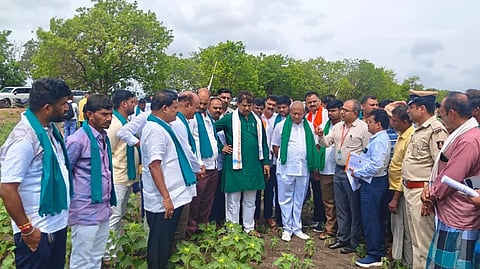 ಹಿರಿಯೂರು ತಾಲೂಕು ಸೂರಗೊಂಡನಹಳ್ಳಿಯ ತಿಪ್ಪೇಸ್ವಾಮಿ ಅವರ ಹೊಲದಲ್ಲಿ ಸೂರ್ಯಕಾಂತಿ ಬೆಳೆಯನ್ನು ಬಿಜೆಪಿ ಬರ ಅಧ್ಯಯನ ತಂಡ ವೀಕ್ಷಿಸಿತು. ಆರ್. ಅಶೋಕ್, ಬೈರತಿ ಬಸವರಾಜ್, ಕೆ.ಎಸ್. ನವೀನ್, ಕೆ.ಟಿ. ಕುಮಾರಸ್ವಾಮಿ, ವೆಂಕಟೇಶ್ ಯಾದವ್ ಇತರರು ಇದ್ದರು. Compensation
