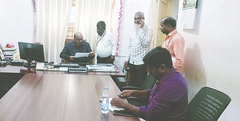 ಹಿರಿಯೂರು ತಾಲೂಕಿನ ದೇವರಕೊಟ್ಟ ಏಕಲವ್ಯ ಮಾದರಿ ವಸತಿ ಶಾಲೆಗೆ ಶುಕ್ರವಾರ ಜಿಲ್ಲಾಧಿಕಾರಿ ಟಿ. ವೆಂಕಟೇಶ್ ಭೇಟಿ ನೀಡಿ, ಶೈಕ್ಷಣಿಕ ಪ್ರಗತಿ ಹಾಗೂ ಮೂಲಸೌಕರ್ಯ ಪರಿಶೀಲಿಸಿದರು. Visit