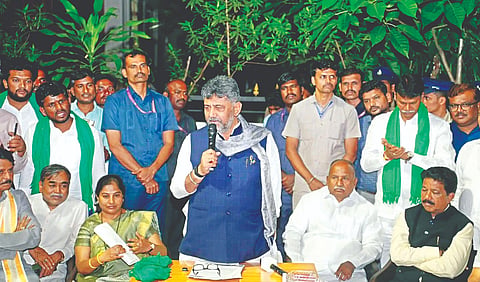 ಬೆಂಗಳೂರಿನ ಸಿಎಂ ಗೃಹಕಚೇರಿ ಕೃಷ್ಣಾದಲ್ಲಿ ಮುಖ್ಯಮಂತ್ರಿ ಡಿ.ಕೆ.ಶಿವಕುಮಾರ್ ಅಧ್ಯಕ್ಷತೆಯಲ್ಲಿ ಹಿರಿಯೂರು ತಾಲೂಕಿನ ರೈತರ ಸಭೆ ನಡೆಯಿತು. ಬಿ.ಜಿ. ಗೋವಿಂದಪ್ಪ, ರಘುಮೂರ್ತಿ, ಪೂರ್ಣಿಮಾ ಇದ್ದರು.