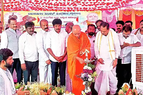 ಕರ್ನಾಟಕ-ಆಂಧ್ರ ಗಡಿಯ ವಿ.ಅಗ್ರಹಾರ ಗ್ರಾಮದಲ್ಲಿ ಶನಿವಾರ ಆಯೋಜಿಸಿದ್ದ ಗಡಿನಾಡ ಕುಂಚಿಟಿಗ- ಒಕ್ಕಲಿಗರ ಸಮಾವೇಶ, ಕೆಂಪೇಗೌಡ ಪುತ್ಥಳಿ ಅನಾವರಣ ಕಾರ್ಯಕ್ರಮವನ್ನು ಡಾ. ಶ್ರೀ ನಿರ್ಮಲಾನಂದನಾಥ ಸ್ವಾಮೀಜಿ ಉದ್ಘಾಟಿಸಿದರು. ಆಂಧ್ರ ಶಾಸಕ ಎಂ.ಎಸ್. ರಾಜು, ಮಾಜಿ ಸಚಿವ ಎಚ್.ಬಿ. ನರಸೇಗೌಡ, ಜೆ. ರಾಜು ಇದ್ದರು.