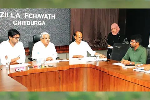 Hydro fracturing ಚಿತ್ರದುರ್ಗ ಜಿಪಂ ಸಿಇಒ ಕಚೇರಿಯಲ್ಲಿ ಮಂಗಳವಾರ ಸಂಸದ ಗೋವಿಂದ ಕಾರಜೋಳ ಅಧಿಕಾರಿಗಳ ತುರ್ತು ಸಭೆ ನಡೆಸಿದರು. ಸಿಇಒ ಆಕಾಶ್, ಡಾ. ರಂಗಸ್ವಾಮಿ ಇದ್ದರು.
