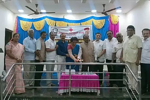 ಹಿರಿಯೂರಿನ ರೋಟರಿ ಸಭಾಂಗಣದಲ್ಲಿ ಬುಧವಾರ ಆಯೋಜಿಸಿದ್ದ ರೆಡ್‌ಕ್ರಾಸ್ ಸಂಸ್ಥೆಯ ಸರ್ವ ಸದಸ್ಯರ ಸಭೆಯಲ್ಲಿ ಗಾಯತ್ರಿ ಶಿವರಾಂ,  ನಗರ ಸಭೆ ಮಾಜಿ ಸದಸ್ಯ ಜಿ. ಪ್ರೇಮ್‌ಕುಮಾರ್, ಎಂ.ಎಸ್. ರಾಘವೇಂದ್ರ, ವೆಂಕಟೇಶ್ ಇದ್ದರು.