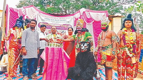 ಹಿರಿಯೂರಿನಲ್ಲಿ ಗುರುವಾರ ಆಯೋಜಿಸಿದ್ದ ಹಗಲು ವೇಷ ಕಲಾ ಸಂಭ್ರಮಕ್ಕೆ ಸಕ್ಕರ ರಂಗಸ್ವಾಮಿ ಚಾಲನೆ ನೀಡಿದರು. ಕೆ.ಎಂ. ರಾಜೇಶ್ವರಿ, ಬಿ.ಎಸ್. ಮಂಜಣ್ಣ ಇತರರಿದ್ದರು. Art