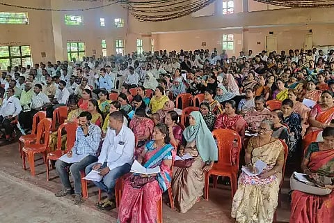 ಹಿರಿಯೂರಿನ ಗುರು ಭನವದಲ್ಲಿ ಮಂಗಳವಾರ ಆಯೋಜಿಸಿದ್ದ ಶಾಲಾ ಪ್ರಾರಂಭೋತ್ಸವದ ಪೂರ್ವ ಸಿದ್ಧತಾ ಸಭೆಯಲ್ಲಿ ಭಾಗವಹಿಸಿದ್ದ ಮುಖ್ಯ ಶಿಕ್ಷಕರು.