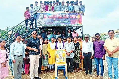 ಹಿರಿಯೂರಿನಲ್ಲಿ ಅಂಬೇಡ್ಕರ್ ವಿದ್ಯಾರ್ಥಿ ಪರಿಷತ್‌ನಿಂದ ಕನಕದಾಸರ ಜಯಂತಿ ಆಚರಿಸಲಾಯಿತು. ಬಿ.ಪಿ.ತಿಪ್ಪೇಸ್ವಾಮಿ, ರಂಗಪ್ಪ, ಮಂಜು ಇತರರು ಇದ್ದರು.
