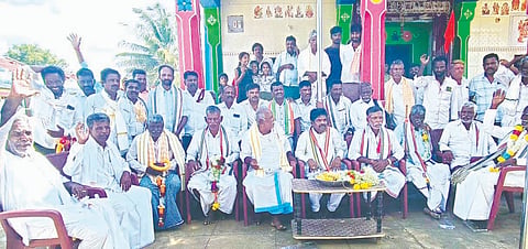 ಹಿರಿಯೂರು ತಾಲೂಕಿನ ಶೇಷಪ್ಪನಹಳ್ಳಿ ಗೊಲ್ಲರಹಟ್ಟಿಯ ಚಿತ್ರಲಿಂಗೇಶ್ವರ ದೇವಸ್ಥಾನದಲ್ಲಿ ಶನಿವಾರ ಕಾಡುಗೊಲ್ಲ ಸಮುದಾಯದ ಮುಖಂಡ ಸಿ.ಬಿ. ಪಾಪಣ್ಣ ಪೂಜೆ ಸಲ್ಲಿಸುವ ಮೂಲಕ ಉಪ ಚುನಾವಣೆ ಪ್ರಚಾರಕ್ಕೆ ಚಾಲನೆ ನೀಡಿದರು. ದೊಡ್ಡ ಚಿತ್ತಪ್ಪ, ಪೂಜಾರ್ ಚಿತ್ತಯ್ಯ, ಯಶೋದರ, ಹಳ್ಳಪ್ಪ ಇತರರು ಇದ್ದರು. meeting