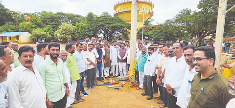 ಹಿರಿಯೂರಿನ ನೆಹರು ಮೈದಾನದಲ್ಲಿ ದಿ. ಸುಧಾಕರ್ ನುಡಿ ನಮನ ಕಾರ್ಯಕ್ರಮದ ಸಿದ್ಧತೆಯನ್ನು ಚಳ್ಳಕೆರೆ ಶಾಸಕ ಟಿ.ರಘುಮೂರ್ತಿ ಪರಿಶೀಲಿಸಿದರು. ಸುಹಾಸ್ ಸುಧಾಕರ್, ಖಾದಿ ರಮೇಶ್, ಅಮೃತೇಶ್ವರಸ್ವಾಮಿ, ನಾಗೇಂದ್ರನಾಯ್ಕ, ಸುರೇಶ್‌ಬಾಬು ಇದ್ದರು. Tribute