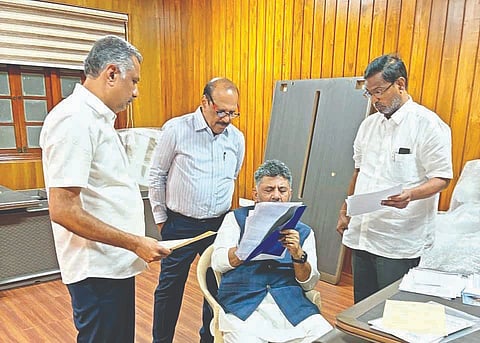ದೆಹಲಿಯ ಕರ್ನಾಟಕ ಭವನದಲ್ಲಿ ಸಿಎಂ  ಡಿ.ಕೆ. ಶಿವಕುಮಾರ್ ಅವರು ಹಿರಿಯೂರಿನ ರಾಜಕೀಯ ಬೆಳವಣಿಗೆ, ಅಭಿವೃದ್ಧಿ ಯೋಜನೆ ಕುರಿತು ಕಾಂಗ್ರೆಸ್ ಮುಖಂಡರ ಜತೆ ಚರ್ಚಿಸಿದರು. ಕೆಪಿಸಿಸಿ ಸದಸ್ಯ ಅಮೃತೇಶ್ವರ ಸ್ವಾಮಿ, ಗರೀಬ್ ಅಲಿ ಇದ್ದರು. Development