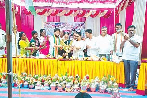 ಹಿರಿಯೂರು ತಾಲೂಕಿನ ಖಂಡೇನಹಳ್ಳಿಯಲ್ಲಿ ಶನಿವಾರ ಆಯೋಜಿಸಿದ್ದ ನುಡಿ-ನಮನ ಹಾಗೂ ಕಾಂಗ್ರೆಸ್ ಕಾರ್ಯಕರ್ತರ ಸಭೆಯಲ್ಲಿ ಹರ್ಷಿಣಿ ಸುಧಾಕರ್ ಜ್ಯೋತಿ ಬೆಳಗಿಸಿದರು. ಸುಹಾಸ್, ಸ್ಪೂರ್ತಿ, ಈ. ಗೌಡ ಇದ್ದರು. By-election