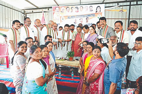 ಹಿರಿಯೂರಿನ ಕಾಂಗ್ರೆಸ್ ಕಚೇರಿಯಲ್ಲಿ ಆಯೋಜಿಸಿದ್ದ ಸಂಘಟನ್ ಸೃಜನ್ ಅಭಿಯಾನಕ್ಕೆ ಎಐಸಿಸಿ ವೀಕ್ಷಕ ರಿಪುನ್ ಬೋರಾ ಚಾಲನೆ ನೀಡಿದರು. ಮಾಜಿ ಸಂಸದ ವಿ.ಎಸ್. ಉಗ್ರಪ್ಪ, ನಸೀರ್ ಅಹಮ್ಮದ್, ಖಾದಿ ರಮೇಶ್, ಈ. ಗೌಡ ಇದ್ದರು. meeting