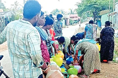 drinking waterಹಿರಿಯೂರು ತಾಲೂಕಿನ ಎ.ವಿ. ಕೊಟ್ಟಿಗೆ ಗ್ರಾಮದಲ್ಲಿ ಖಾಲಿ ಕೊಡ ಹಿಡಿದು ಕುಡಿಯುವ ನೀರಿಗಾಗಿ ಪರದಾಡುತ್ತಿರುವ ದೃಶ್ಯ.