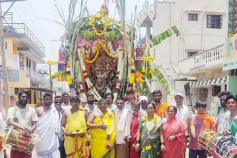  Hiriyuruಹಿರಿಯೂರಿನಲ್ಲಿ ಸೋಮವಾರ ಶ್ರೀ ಕಾಳಿಕಾಂಬ ದೇವಿ ರಥೋತ್ಸವ ನೂರಾರು ಭಕ್ತರ ಸಡಗರ ಸಂಭ್ರಮದೊಂದಿಗೆ ಜರುಗಿತು.