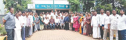 ಹಿರಿಯೂರು ತಾಲೂಕಿನ ಬಬ್ಬೂರು ಜಿಲ್ಲಾ ಕೃಷಿ ತರಬೇತಿ ಕೇಂದ್ರದಲ್ಲಿ ಬುಧವಾರ ಅಣಬೆ ಬೇಸಾಯ ಹಾಗೂ ಮೌಲ್ಯವರ್ಧನೆ ಕುರಿತ ಒಂದು ದಿನದ ತರಬೇತಿ ಶಿಬಿರದಲ್ಲಿ ಆರ್. ರಜನೀಕಾಂತ, ಗೊರಪ್ಪನವರ ಭರಮಪ್ಪ, ತಿಪ್ಪೇಸ್ವಾಮಿ ಹಾಗೂ ರೈತರು ಇದ್ದರು. Training
