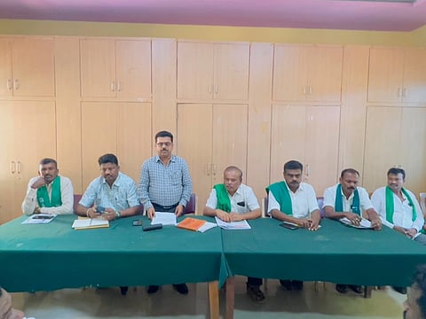 ಹಿರಿಯೂರಿನ ಕೃಷಿ ಇಲಾಖೆ ಸಭಾಂಗಣದಲ್ಲಿ ಗುರುವಾರ ಹಮ್ಮಿಕೊಂಡಿದ್ದ ರೈತರ ಕುಂದುಕೊರತೆ ಸಭೆಯಲ್ಲಿ ಸಹಾಯಕ ಕೃಷಿ ನಿರ್ದೇಶಕ ಜೆ. ಅಶೋಕ್, ಕೆ.ಟಿ. ತಿಪ್ಪೇಸ್ವಾಮಿ, ಹೊರಕೇರಪ್ಪ, ಚೇತನ್ ಇತರರಿದ್ದರು.