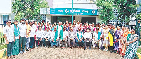 ಹಿರಿಯೂರಿನ ಬಬ್ಬೂರು ಕೃಷಿ ತರಬೇತಿ ಕೇಂದ್ರದಲ್ಲಿ ತಂತ್ರಾಂಶ ಆಧಾರಿತ ರಸಗೊಬ್ಬರ ಮಾರಾಟ ಕುರಿತು ತರಬೇತಿ ಶಿಬಿರ ಆಯೋಜಿಸಲಾಗಿತ್ತು. ಜೆ. ಅಶೋಕ್, ಉಮೇಶ್, ರಜನೀಕಾಂತ್, ಹೊರಕೇರಪ್ಪ ಇದ್ದರು.