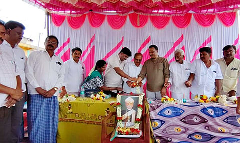 ಹಿರಿಯೂರು ತಾಲೂಕಿನ ಬೀರೆನಹಳ್ಳಿಯಲ್ಲಿ ಭಾನುವಾರ ಡಿ. ಬನುಮಯ್ಯ ಜಯಂತಿ ಆಚರಿಸಲಾಯಿತು. ಮೈಸೂರು ಶಿವಣ್ಣ, ಡಾ.ಜೆ. ರಾಜು, ವಸಂತ್, ನಿರಂಜನ್ ಇದ್ದರು.