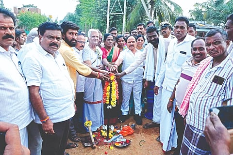 ಹಿರಿಯೂರಿನ ಖಂಡೇನಹಳ್ಳಿಯಲ್ಲಿ ರಸ್ತೆ ಅಭಿವೃದ್ಧಿ ಕಾಮಗಾರಿಗೆ ಜಿಲ್ಲಾ ಸಚಿವ ಡಿ.ಸುಧಾಕರ್ ಭೂಮಿ ಪೂಜೆ ನೆರವೇರಿಸಿದರು. ಸಾವಿತ್ರಮ್ಮ, ಸೌಮ್ಯಾ, ಈಶ್ವರಪ್ಪ ಇದ್ದರು.Development