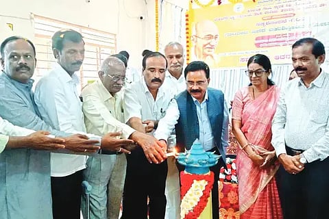 Gandhiji ಹಿರಿಯೂರು ತಾಲೂಕಿನ ಹರಿಯಬ್ಬೆ ಗ್ರಾಮದ ದಾವಣಗೆರೆ ವಿವಿ ಘಟಕ ಕಾಲೇಜಿನಲ್ಲಿ ಶನಿವಾರ ಆಯೋಜಿಸಿದ್ದ 'ಸತ್ಯ ಶೋಧನೆ ಪುಸ್ತಕ ಬಿಡುಗಡೆ- ಗಾಂಧೀಜಿ ಬಹು ಶಿಸ್ತೀಯ ನೋಟಗಳು' ವಿಚಾರ ಸಂಕಿರಣವನ್ನು ಕುಲಪತಿ ಬಿ.ಡಿ. ಕುಂಬಾರ್ ಉದ್ಘಾಟಿಸಿದರು. ಡಾ. ಎಂ.ಜಿ. ಗೋವಿಂದಯ್ಯ, ಕುಮಾರಯ್ಯ, ಬಿ.ಎಸ್. ರಘುನಾಥ್ ಇದ್ದರು.
