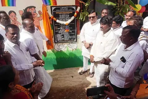 ನಿಡಸಂಗಿ ಬಸಾಪುರ ಗ್ರಾಮದಲ್ಲಿ 18 ಲಕ್ಷ ರೂ. ವೆಚ್ಚದಲ್ಲಿ ನಿರ್ಮಿಸಿದ ಅಂಗನವಾಡಿ ಕೇಂದ್ರದ ಕಟ್ಟಡವನ್ನು ಶಾಸಕ ಶ್ರೀನಿವಾಸ ಮಾನೆ ಉದ್ಘಾಟಿಸಿದರು.    ಲಕ್ಷ್ಮಣ ವರ್ದಿ,  ರಾಮೂ ಬೈಲಸೀಮೆ,  ಲಕ್ಷ್ಮವ್ವ ರಾಯಪ್ಪನವರನ ಇತರರಿದ್ದರು.
