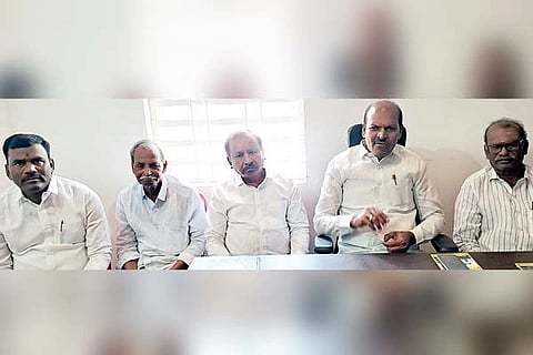 ಸುದ್ದಿಗೋಷ್ಠಿಯಲ್ಲಿ  ಜೆಡಿಎಸ್ ಜಿಲ್ಲಾಧ್ಯಕ್ಷ ಬದಾಮಿ ಮೃತ್ಯುಂಜಯ, ಉಪಾಧ್ಯಕ್ಷ ಕೃಷ್ಣಮೂರ್ತಿ, ತಾಲೂಕು ಅಧ್ಯಕ್ಷ ವೈ.ಮಲ್ಲಿಕಾರ್ಜುನ, ಪ್ರಮುಖರಾದ ಕನ್ನಿಹಳ್ಳಿ ಚಂದ್ರಶೇಖರ್ ಮತ್ತಿತರರು ಇದ್ದರು.