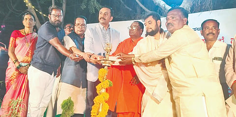 ಕಲಬುರಗಿ ತಾಲೂಕು ಹಾಗರಗುಂಡಿಗಿಯ ಸರ್ಕಾರಿ ಶಾಲೆಯಲ್ಲಿ ಭಾನುವಾರ ಆಯೋಜಿಸಿದ್ದ ವಾರ್ಷಿಕ ಸ್ನೇಹ ಸಮ್ಮಿಲನಕ್ಕೆ ಪೋಲಿಸ್ ಆಯುಕ್ತ ಡಾ.ಶರಣಪ್ಪ ಢಗೆ ಚಾಲನೆ ನಿಡಿದರು. ಪ್ರೊ.ಎಚ್.ಟಿ.ಪೋತೆ ಮತ್ತಿತರರು ಇದ್ದರು. ಶಿವಾನಂದ ಮಹಾಸ್ವಾಮಿಗಳು, ಚಿದಾನಂದ ಮಹಾಸ್ವಾಮಿಗಳು, ಗುರುಬಸಯ್ಯ ಹಿರೇಮಠ್ ಇತರರಿದ್ದರು.