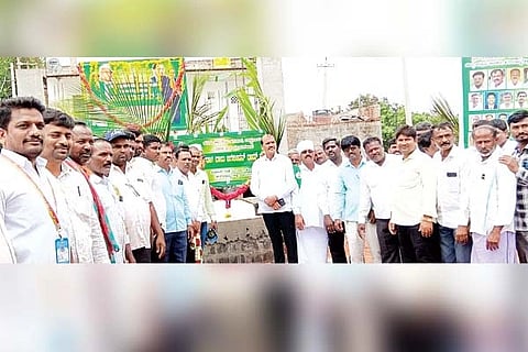 ಹಗರಿಬೊಮ್ಮನಹಳ್ಳಿಯ ರಾಮನಗರದಲ್ಲಿ ಹಮ್ಮಿಕೊಂಡಿದ್ದ ಡಾ.ಬಾಬು ಜಗಜೀವನ ರಾಮ್ ಅವರ ಪುಣ್ಯಸ್ಮರಣೆ ಕಾರ್ಯಕ್ರಮದಲ್ಲಿ ಶಾಸಕ ಕೆ.ನೇಮಿರಾಜ್‌ನಾಯ್ಕ ನಾಮಫಲಕ ಅನಾವರಣಗೊಳಿಸಿದರು. ಪ್ರಮುಖರಾದ ಯಡ್ರಮ್ಮನಹಳ್ಳಿ ಮರಿಯಪ್ಪ, ಚಿಂತ್ರಪಳ್ಳಿ ರಮೇಶ, ನಾಗರಾಜ ಕಲ್ಲಳ್ಳಿ, ರಮೇಶ ಪೂಜಾರಿ, ಕೋಗಳಿ ಉಮೇಶ, ದಶಮಾಪುರ ಮರಿಯಪ್ಪ, ಅಲಬೂರು ಗಣೇಶ ಇತರರಿದ್ದರು.