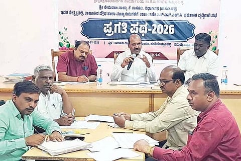 ಹಗರಿಬೊಮ್ಮನಹಳ್ಳಿ ತಾಪಂ ಸಭಾಂಗಣದಲ್ಲಿ ಶಾಸಕ ಕೆ.ನೇಮಿರಾಜ್ ನಾಯ್ಕ ಅಧ್ಯಕ್ಷತೆಯಲ್ಲಿ ಎಸ್‌ಎಸ್‌ಎಲ್‌ಸಿ ಫಲಿತಾಂಶ ಪ್ರಗತಿ ಪರಿಶೀಲನೆ ಮತ್ತು ಮುಂದಿನ ಕ್ರಮ ಕುರಿತು ಸಭೆ ನಡೆಯಿತು. ತಾಪಂ ಇಒ ಪಿ.ವಿಶ್ವನಾಥ, ಪ್ರಭಾರ ಬಿಇಒ ಪ್ರಭಾಕರ ಮತ್ತಿತರರು ಇದ್ದರು.