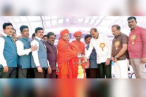 ಬೆಣ್ಣಿಕಲ್ಲು ಗ್ರಾಮದ ಸರ್ಕಾರಿ ಹಿರಿಯ ಪ್ರಾಥಮಿಕ ಶಾಲೆಯ ಶತಮಾನೋತ್ಸವ ಸಮಾರಂಭವನ್ನು ಶಾಸಕ ನೇಮಿರಾಜ್ ನಾಯ್ಕ ಶನಿವಾರ ಉದ್ಘಾಟಿಸಿದರು. ಮರಿಶಾಂತವೀರ ಸ್ವಾಮೀಜಿ, ರುದ್ರಮುನಿ ಸ್ವಾಮೀಜಿ,  ಶಾಲಾ ವಾರ್ಷಿಕೋತ್ಸವ ಸಮಿತಿಯ ಅಧ್ಯಕ್ಷ ಕೆ.ಕೊಟ್ರೇಶಪ್ಪ ಮತ್ತಿತರರು ಇದ್ದರು.