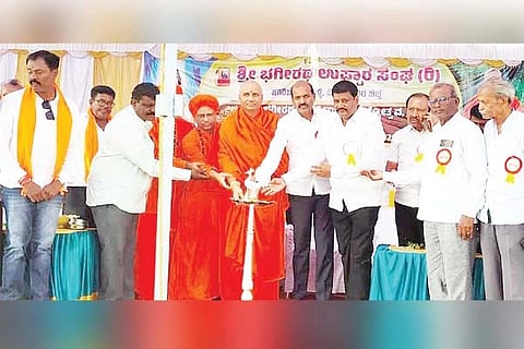 ಹಗರಿಬೊಮ್ಮನಹಳ್ಳಿ ಭಗೀರಥ ಭವನದಲ್ಲಿ ಹಮ್ಮಿಕೊಂಡಿದ್ದ ಭಗೀರಥ ಮಹರ್ಷಿ ಜಯಂತ್ಯುತ್ಸವ ಹಾಗೂ ಪ್ರತಿಭಾ ಪುರಸ್ಕಾರ ಕಾರ್ಯಕ್ರಮವನ್ನು ಉದ್ಘಾಟಿಸಲಾಯಿತು. ಶಾಸಕ ಕೆ.ನೇಮಿರಾಜ್‌ನಾಯ್ಕ, ಡಾ.ಪುರುಷೋತ್ತಮಾನಂದ ಪುರಿ ಸ್ವಾಮೀಜಿ, ಶ್ರೀಹಾಲಸ್ವಾಮಿ ಮಠದ ಹಾಲಸಿದ್ದೇಶ್ವರ ಸ್ವಾಮೀಜಿ, ತೋಂಟದಾರ್ಯ ಮಠದ ಬಾಚಿಗೊಂಡನಹಳ್ಳಿ ಶಾಖಾಮಠದ ಶಿವಮಾಂತ ಸ್ವಾಮೀಜಿ, ಉಪ್ಪಾರ ಅಭಿವೃದ್ಧಿ ನಿಗಮದ ಅಧ್ಯಕ್ಷ ಭರ್ಮಣ್ಣ ಇತರರಿದ್ದರು.