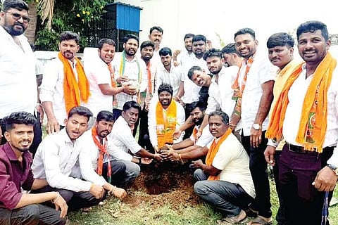 ಹಗರಿಬೊಮ್ಮನಹಳ್ಳಿ ರಾಮನಗರದ ಈಶ್ವರ ದೇಗುಲದ ಆವರಣದಲ್ಲಿ ಬಿಜೆಪಿ ಯುವ ಮೋರ್ಚಾದಿಂದ ತಾಯಿ ಹೆಸರಿನಲ್ಲಿ ಸಸಿ ನೆಡುವ ಕಾರ್ಯಕ್ರಮ ನಡೆಯಿತು. ಯುವ ಮೋರ್ಚಾ ಜಿಲ್ಲಾಧ್ಯಕ್ಷ ಕಿಚಿಡಿ ಕೊಟ್ರೇಶ್, ಪ್ರಮುಖರಾದ ಎಚ್.ರಾಘವೇಂದ್ರ, ಮಹಾಂತೇಶ, ಮಣಿಕಂಠ, ಶಶಿಕುಮಾರ, ಸಂದೀಪ ಬ್ಯಾಟಿ, ವಿಕಾಸರೆಡ್ಡಿ, ಚಿರಂಜೀವಿ, ಗುರು, ಪರಮೇಶ್ವರ ನಾಯ್ಕ, ಪ್ರಕಾಶ, ಜಿ.ವೀರೇಶ ಇತರರಿದ್ದರು.