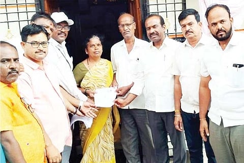 ಹಗರಿಬೊಮ್ಮನಹಳ್ಳಿಯಲ್ಲಿ ವಿಧಾನ ಪರಿಷತ್ ಮುಖ್ಯ ಸಚೇತಕ ಎನ್.ರವಿಕುಮಾರ್ ಮತದಾರರ ಹಕ್ಕು ದೃಢಪಡಿಸಿಕೊಳ್ಳುವ ಪ್ರತಿ ವಿತರಿಸಿದರು. ಬಿಜೆಪಿ ಮಂಡಲ ಅಧ್ಯಕ್ಷ ಬೆಣಕಲ್ ಪ್ರಕಾಶ್, ಪ್ರದಾನ ಕಾರ್ಯದರ್ಶಿ ದಿವಾಕರ್, ನಗರಘಟಕದ ಅಧ್ಯಕ್ಷ ಮಂಜುನಾಥ ಹಿರೇಮಠ, ಪುರಸಭೆ ಸದಸ್ಯ ದೀಪಕ್ ಸಾ ಕಠಾರಿ ಇದ್ದರು.